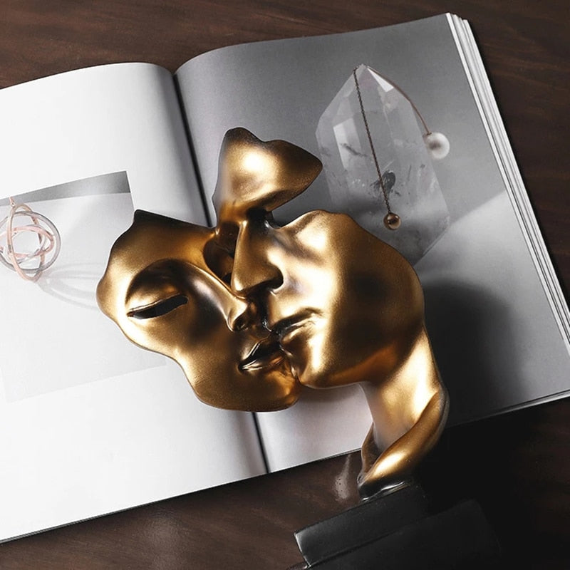 Arthia Designs - Kissing Gold Couple Figurine - Review